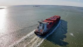 Stretto di Hormuz tra le mine, petroliera cinese sfida il blocco: gli aggiornamenti