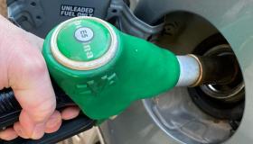 Carburanti, Cdm approva il taglio delle accise: quanto potrebbero costare benzina e diesel