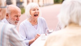 Italia paese di anziani, ma la salute crolla dopo i 58 anni: come affrontare lo “tsunami d’argento”