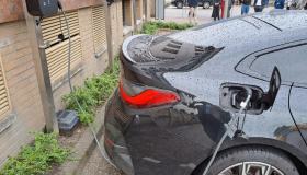 Caro carburanti, con l’auto elettrica si risparmia? Cosa dicono i dati