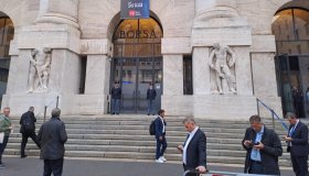 La Borsa del 15 aprile, Milano sulla parità: positiva Stellantis ma giù il lusso