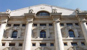 La Borsa del 23 aprile, non basta il rally di StM: Piazza Affari chiude in rosso