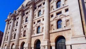 La Borsa del 24 aprile, Milano debole con i titoli della difesa: StM ancora in positivo