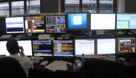 La Borsa del 28 aprile, il risiko bancario salva Piazza Affari che chiude a +0,8%