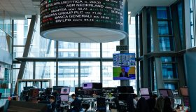 La Borsa del 29 aprile, Piazza Affari chiude in rosso a -0,5%: bene Nexi e StM