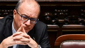 Scuole chiuse e ritorno alla DAD, il ministro Valditara frena: il piano