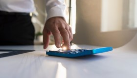 Stipendio ridotto a parità di mansioni, è legale solo a una condizione