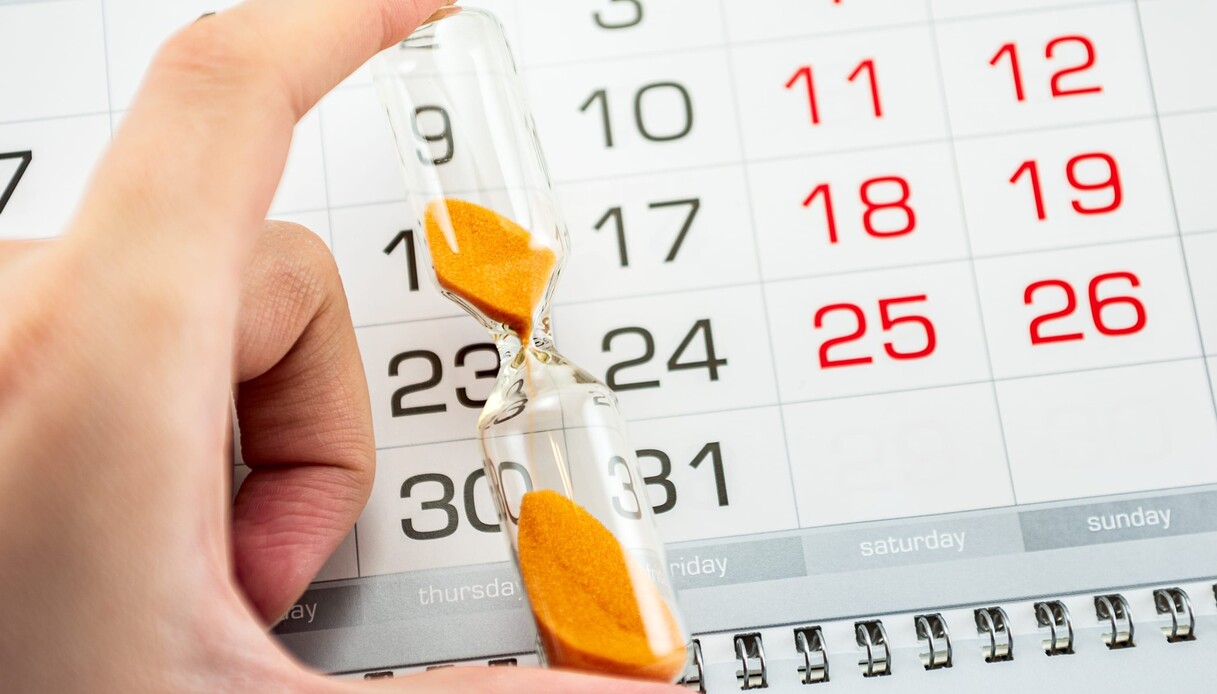 https://quifinanza.it/wp-content/uploads/sites/5/2026/04/lavoratore-che-tiene-clessidra-con-le-dita-e-calendario-pensione.jpg