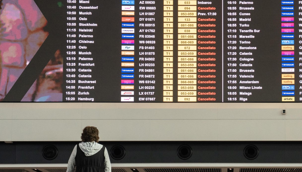 Sciopero nazionale 10 aprile, voli a rischio: quali sono le fasce di garanzia