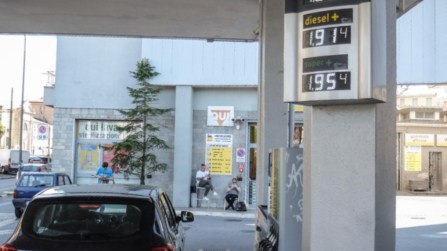 Taglio accise, i nuovi prezzi del carburante: sconto diesel confermato ma cala sulla benzina