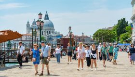 Turismo record, stipendi fermi: le città europee dove il boom non diventa benessere