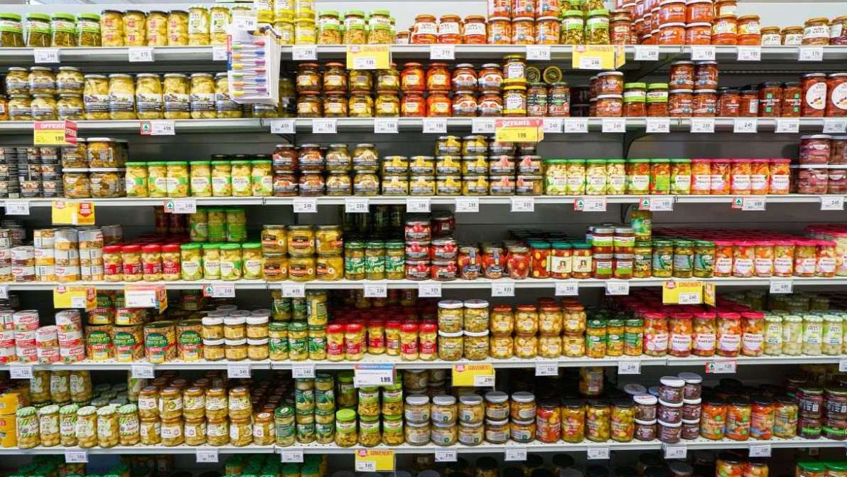 Il prezzo delle conserve in Italia rischia di aumentare, i rincari attesi e i prodotti a rischio