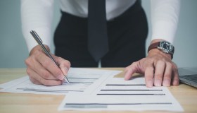 Stipendi in aumento tra rinnovi dei Ccnl e scatti, chi guadagna di più