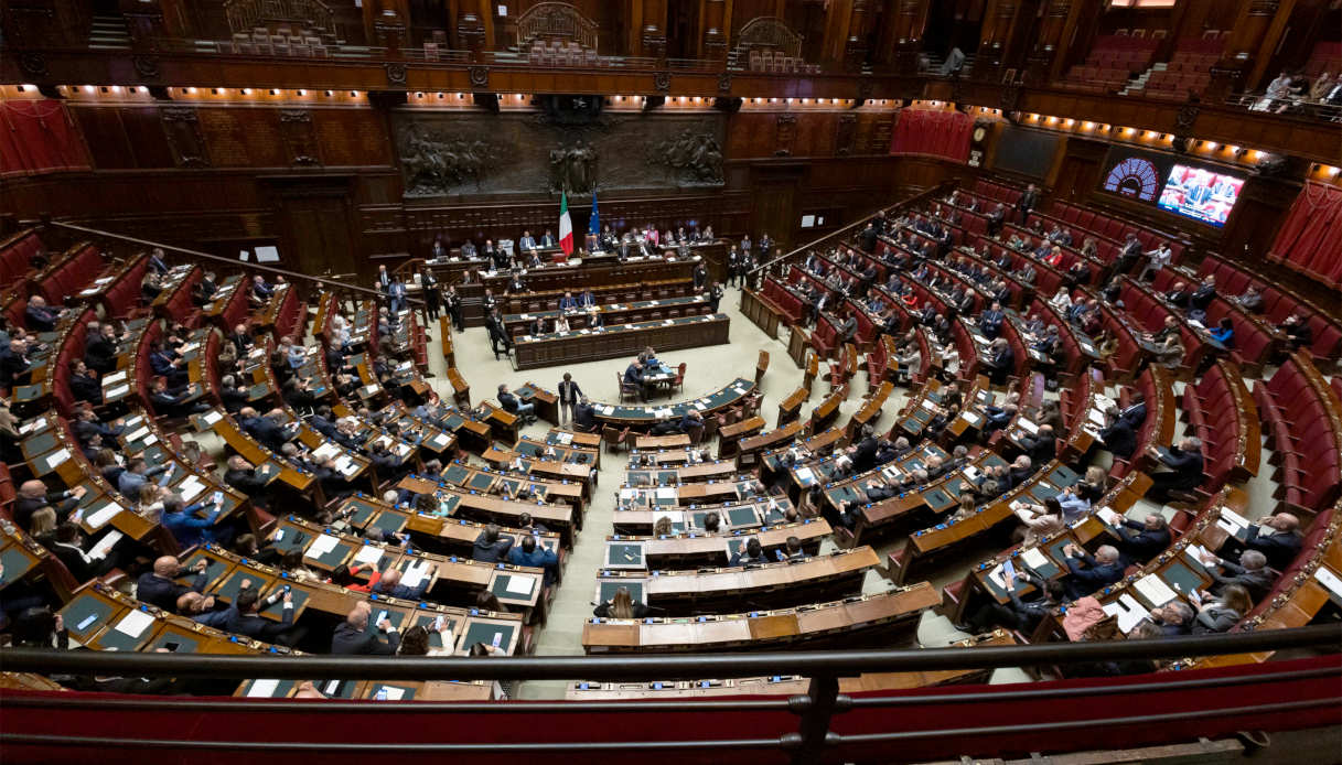 https://quifinanza.it/wp-content/uploads/sites/5/2026/05/Cambi-di-casacca-in-Parlamento.jpg