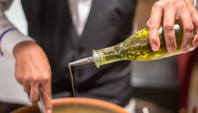 Solo il 61% dell’olio extravergine nel nostro Paese è italiano: le regioni con più giacenze