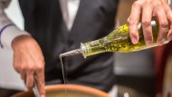 Solo il 61% dell’olio extravergine nel nostro Paese è italiano: le regioni con più giacenze