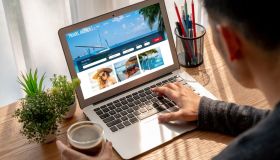 Gli italiani prenotano sempre più viaggi online: dai voli agli hotel, quanto vale il mercato