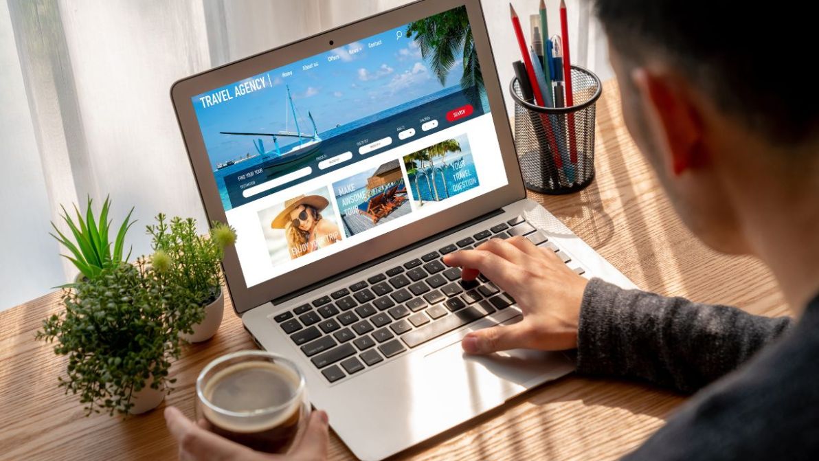 Gli italiani prenotano sempre più viaggi online: dai voli agli hotel, quanto vale il mercato