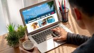 Gli italiani prenotano sempre più viaggi online: dai voli agli hotel, quanto vale il mercato