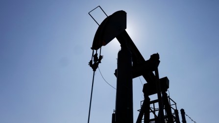 Scorte di petrolio ai minimi da 10 anni, verso nuovi aumenti di benzina e diesel