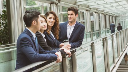 Stage, stipendio medio attorno ai 600 euro per i neolaureati: rischio fuga all’estero