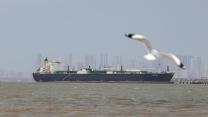 Hormuz, Emirati e Qatar aggirano i blocchi con petroliere verso la Cina in piena crisi