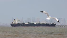 Hormuz, Emirati e Qatar aggirano i blocchi con petroliere verso la Cina in piena crisi