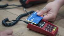 Truffa della finta donazione, rubano fino a 2.000 euro con Pos: come difendersi