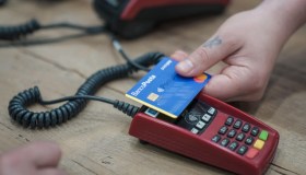 Truffa della finta donazione, rubano fino a 2.000 euro con Pos: come difendersi