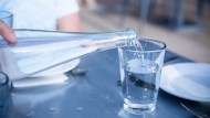 I Paesi che servono acqua gratis al ristorante: la mappa per i nostri viaggi estivi e cosa dice l’Ue
