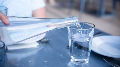 I Paesi che servono acqua gratis al ristorante: la mappa per i nostri viaggi estivi e cosa dice l’Ue