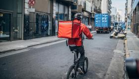 Antitrust contro Glovo e Deliveroo, indagine sui rider e sulle comunicazioni etiche
