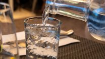 Acqua del rubinetto negata al ristorante, perché la Cassazione dà ragione all’hotel?