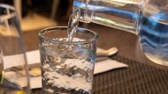 Acqua del rubinetto negata al ristorante, perché la Cassazione dà ragione all’hotel?