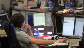 La Borsa del 12 maggio, Milano resta in rosso: giù bancari e tech, bene i titoli oil