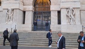 La Borsa del 19 maggio, Piazza Affari chiude in rosso: si salvano Avio e Ferrari