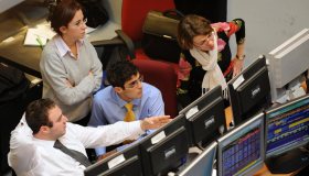 La Borsa del 5 maggio, Milano corre con Unicredit e le banche: è la migliore in Europa
