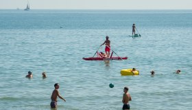 Calendario scolastico, si riparte ad agosto per aiutare i genitori: polemiche del turismo