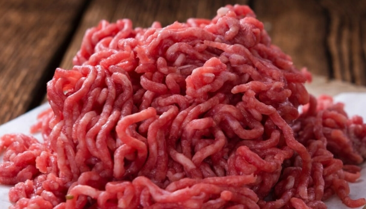 Carne bovina richiamata dai supermercati per rischio microbiologico, i lotti interessati