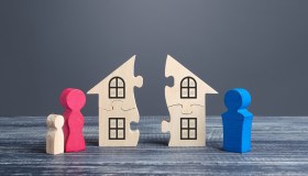 Quando si perde la casa familiare, la Cassazione: lavoretti e borse di studio