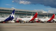 Crisi del carburante aereo, le compagnie che stanno reggendo e chi taglia i voli