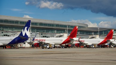 Crisi del carburante aereo, le compagnie che stanno reggendo e chi taglia i voli