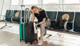 Prezzi dei voli più bassi ma cala la fiducia, i turisti scelgono mete più vicine