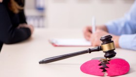 Assegno divorzile revocato a chi rifiuta di lavorare, la Cassazione cambia le regole