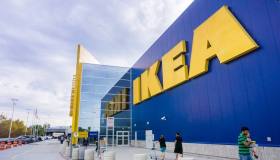 Ikea licenzia 850 lavoratori, tra i motivi c’è anche la guerra in Iran