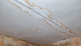 Infiltrazioni in casa, doppio risarcimento da vicino e condominio: sentenza della Cassazione
