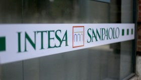Intesa Sanpaolo, premio fino a 3.200 euro e azioni ai dipendenti in Italia