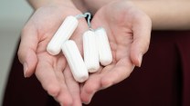 Iva sugli assorbenti, taglio al 5% come “bene di prima necessità”: la proposta