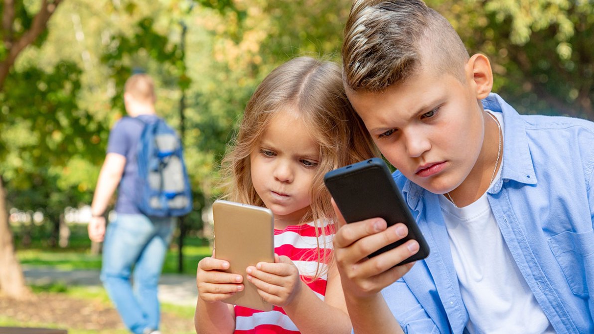 Social vietati ai minori, perché nel mirino dell’Ue finiscono scroll, notifiche e algoritmi?