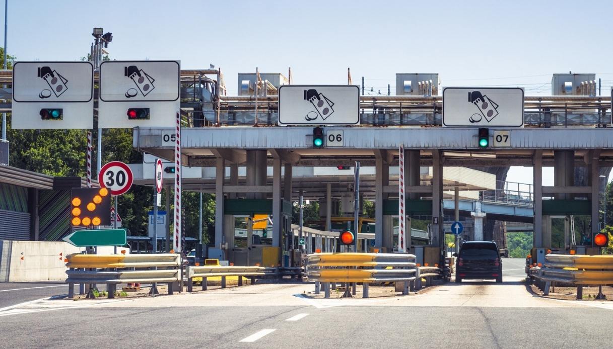 Pedaggi autostradali, rimborsi per traffico e cantieri dal 1° giugno: come richiederli